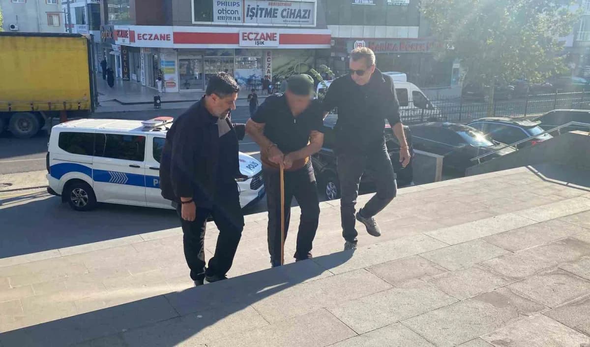 Tekirdağ Kapaklı'da eşini öldüren 78 yaşındaki Mehmet Ünlü adliyeye sevk edilirken polis eşliğinde bastonla yürürken gör