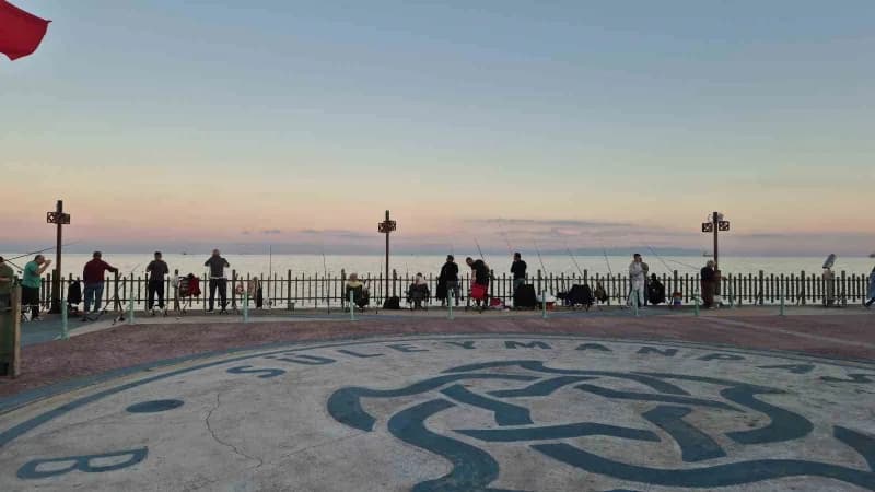 Tekirdağ Rumeli İskelesi’nde akşam oltası tutan amatör balıkçılar ve deniz manzarası