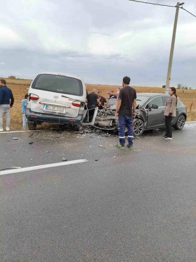 Tekirdağ Ergene ilçesinde panelvan ile otomobilin çarpıştığı trafik kazası sonrası olay yeri