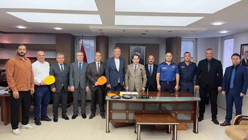 Tekkeköy’de pickleball sporu oynayan gençler ve proje imza töreni