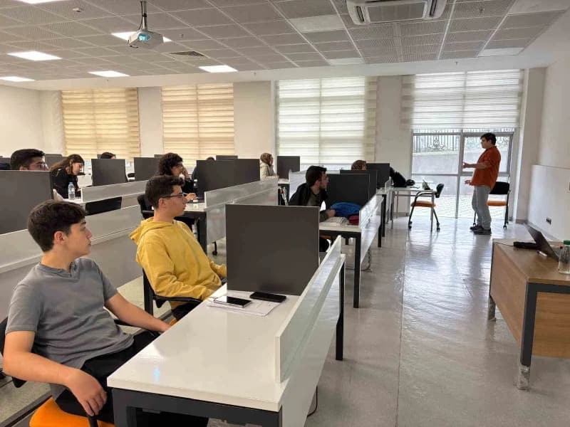Bursa Teknik Üniversitesi kampüsünde lise öğrencileri üniversite deneyimi yaşıyor