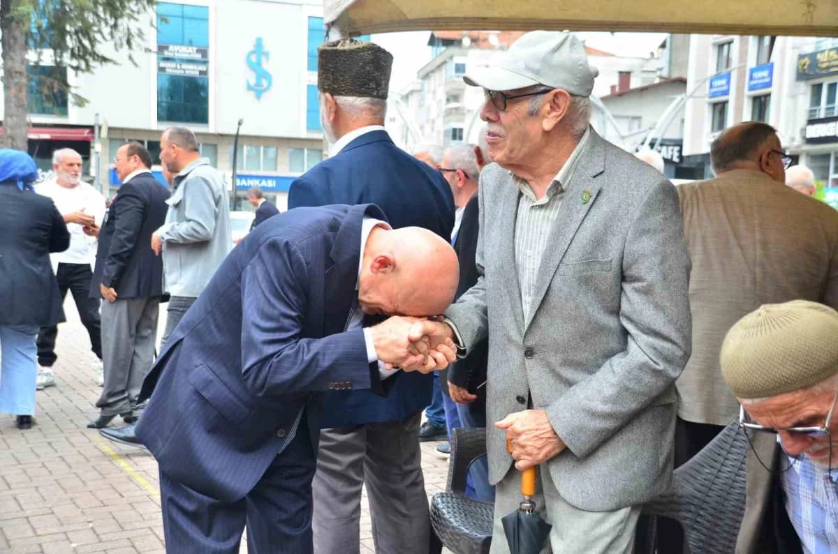 Terme Cumhuriyet Meydanı’nda 19 Eylül Gaziler Günü töreni sırasında Atatürk Anıtı’na çelenk sunulması