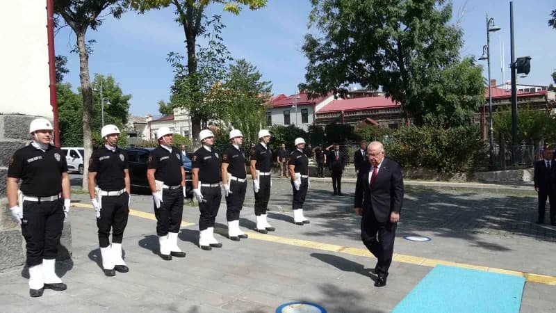 Milli Savunma Bakanı Yaşar Güler Kars’ta ziyaretlerde bulunurken konuşma yapıyor