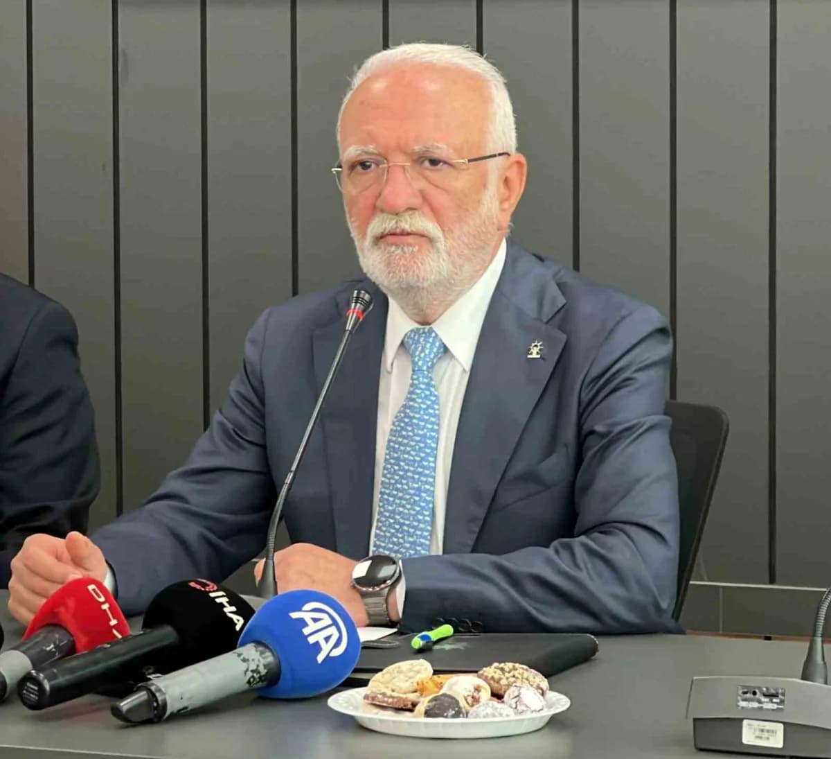 AK Parti Genel Başkanvekili Mustafa Elitaş Çanakkale’de STK toplantısında konuşma yaparken