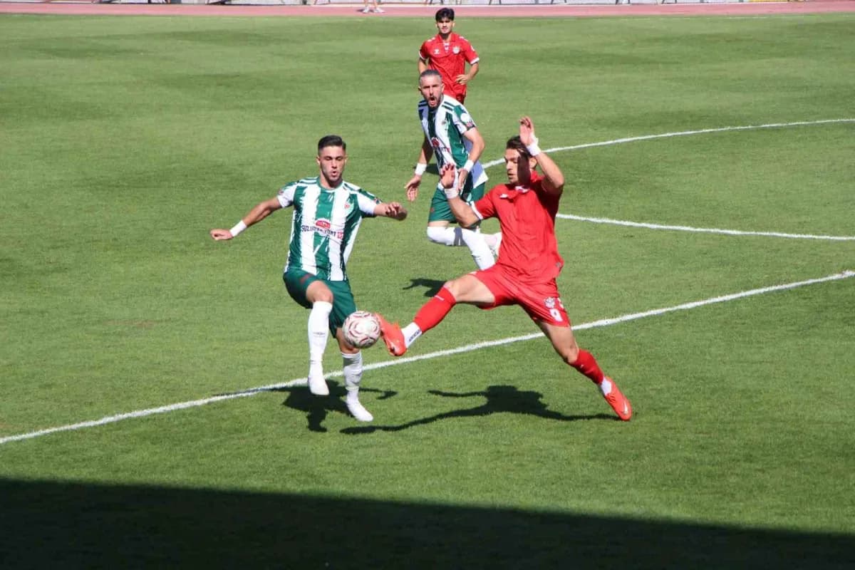 TFF 3. Lig 1. Grup maçında Amasyaspor FK ve Bulvarspor futbolcuları sahada mücadele ediyor