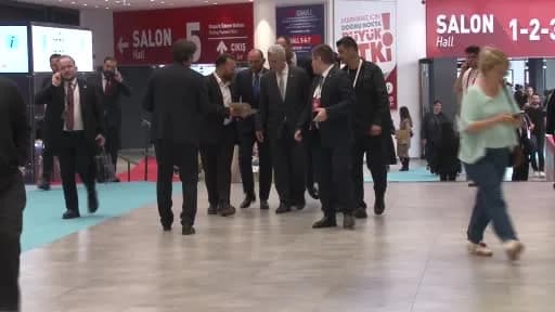 Ticaret Bakanı Ömer Bolat, İstanbul Fuar Merkezi’nde MÜSİAD Uluslararası Fuarı’nda stantları inceliyor