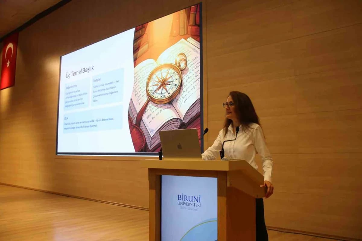 Biruni Üniversitesi konferans salonunda stres yönetimi eğitimi alan tıp öğrencileri