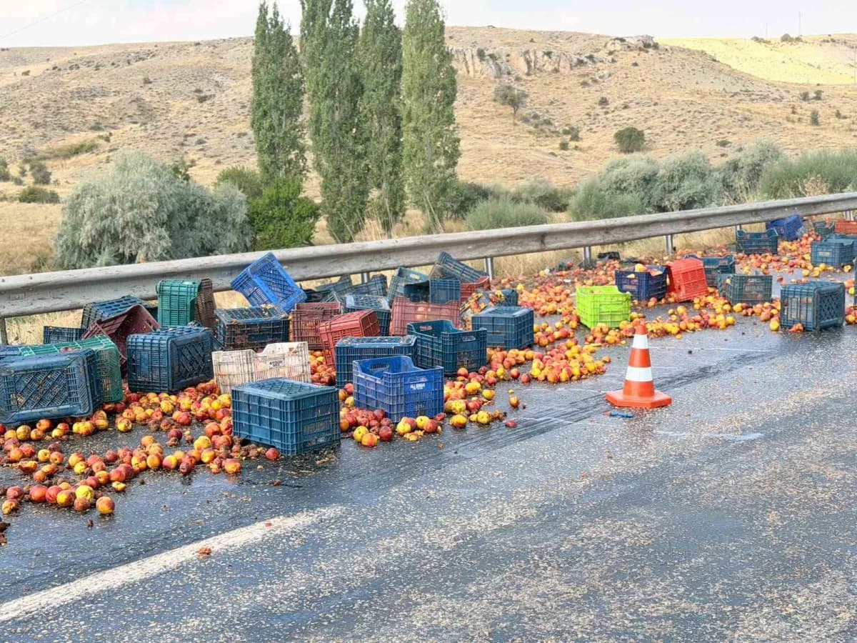 Polatlı-Haymana yolunda yan yatan tır dorsesinden yola saçılan şeftaliler
