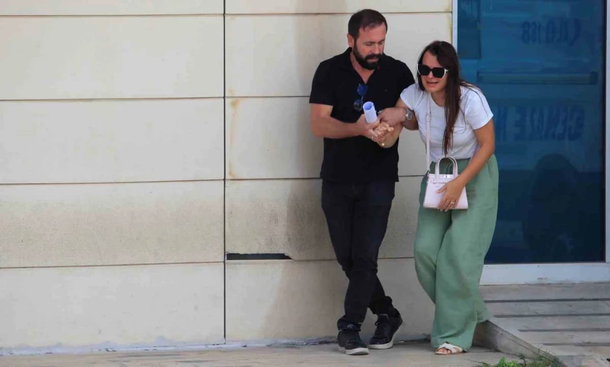 Antalya Manavgat'ta tır kazasında hayatını kaybeden genç kadının cenazesi teslim alınırken ablası gözyaşlarına hakim ola