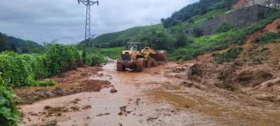 Trabzon’da sağanak yağış sonrası belediye ekiplerinin taşkın ve heyelan bölgelerinde müdahale çalışmaları