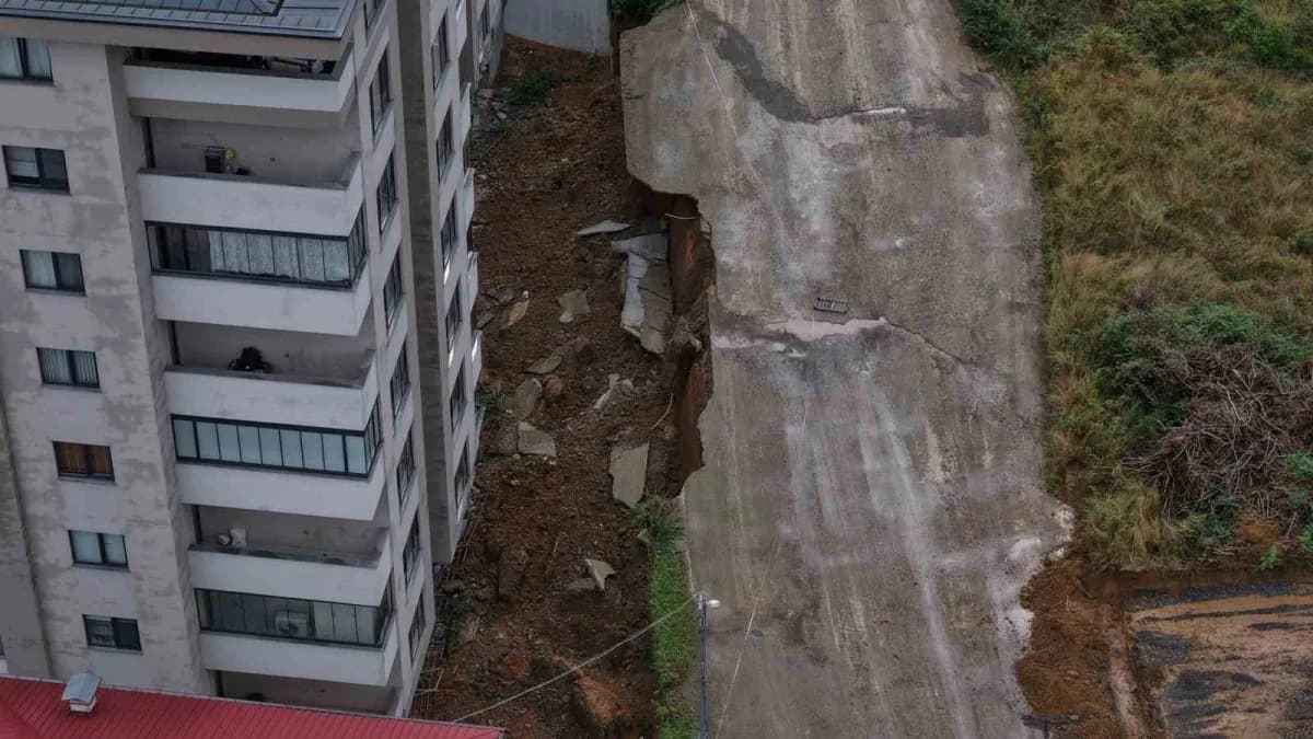 Trabzon’da sağanak yağış sonrası suyla dolan cadde ve su baskını yaşanan iş yerleri