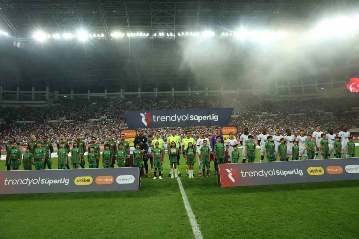 Trendyol Süper Lig 6. haftasında Amed Sportif Faaliyetler ile Beşiktaş arasında Diyarbakır'da oynanan maçtan bir görüntü