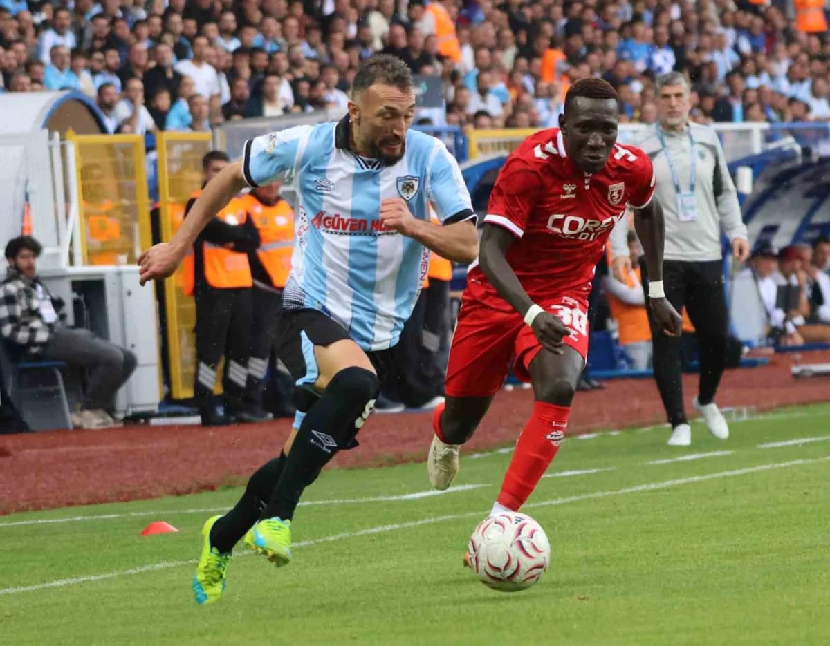 Kazım Karabekir Stadyumu'nda oynanan Trendyol Süper Lig maçında Erzurumspor FK ve Samsunspor oyuncuları mücadele ediyor