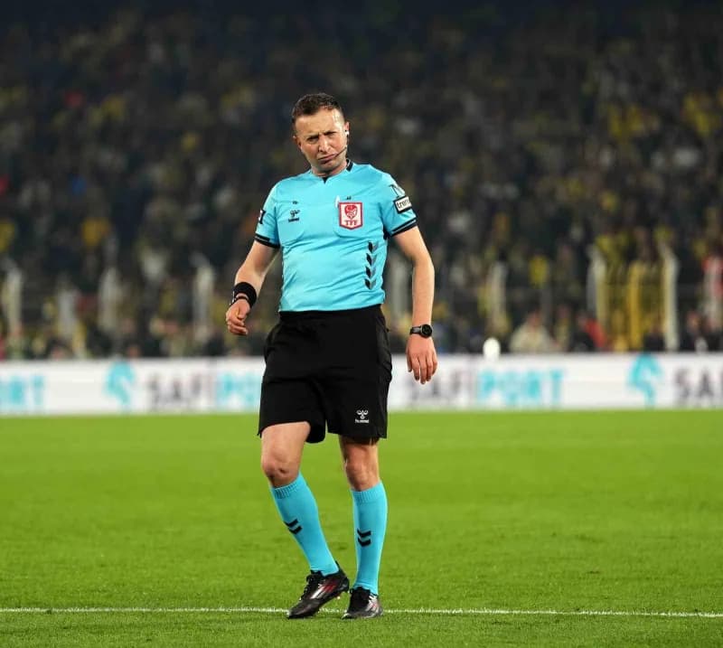 Trendyol Süper Lig maçında hakemler sahada görev yapıyor