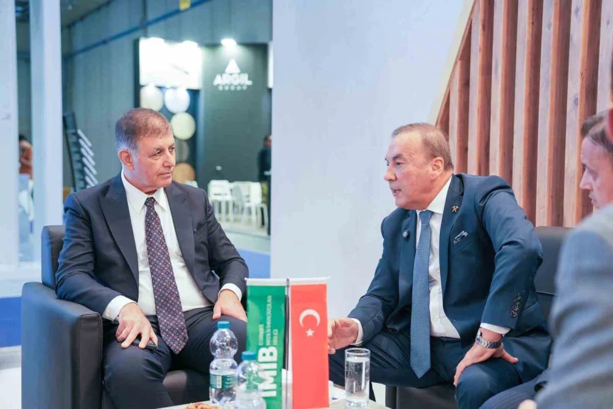 İzmir Büyükşehir Belediye Başkanı Cemil Tugay, Verona Marmomac Fuarı’nda doğal taş sektörü temsilcileriyle görüşüyor
