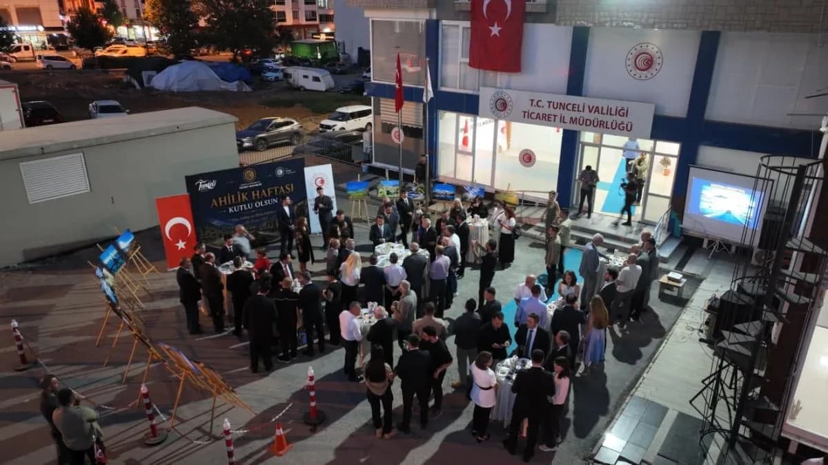 Tunceli’de 39. Ahilik Haftası etkinliklerinde esnaf ve protokol üyeleri bir arada