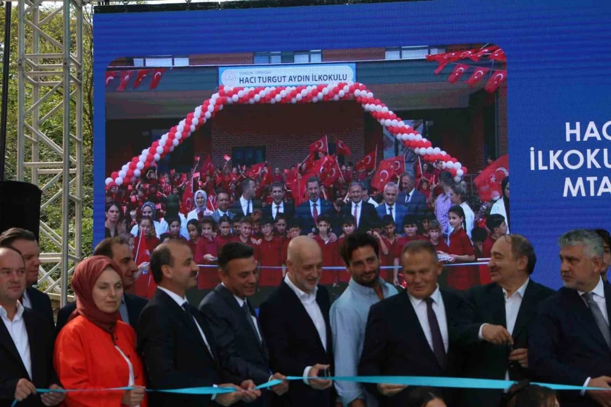 Trabzon’da Turgut Aydın destekli eğitim kurumlarının açılış töreninden protokol üyeleri ve davetliler toplu fotoğraf çek