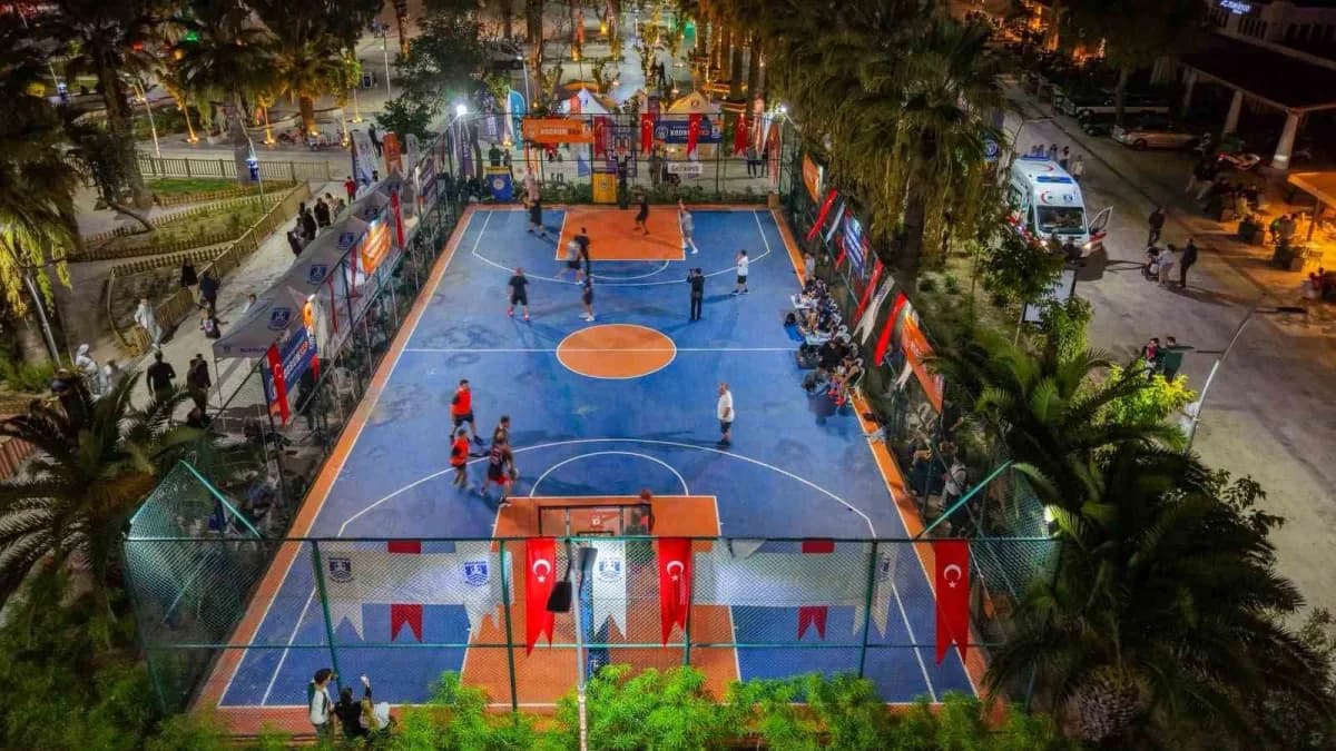 Turgutreis Atatürk Meydanı’nda düzenlenen 3x3 Streetball Basketbol Turnuvası’nda basketbolcular mücadele ediyor