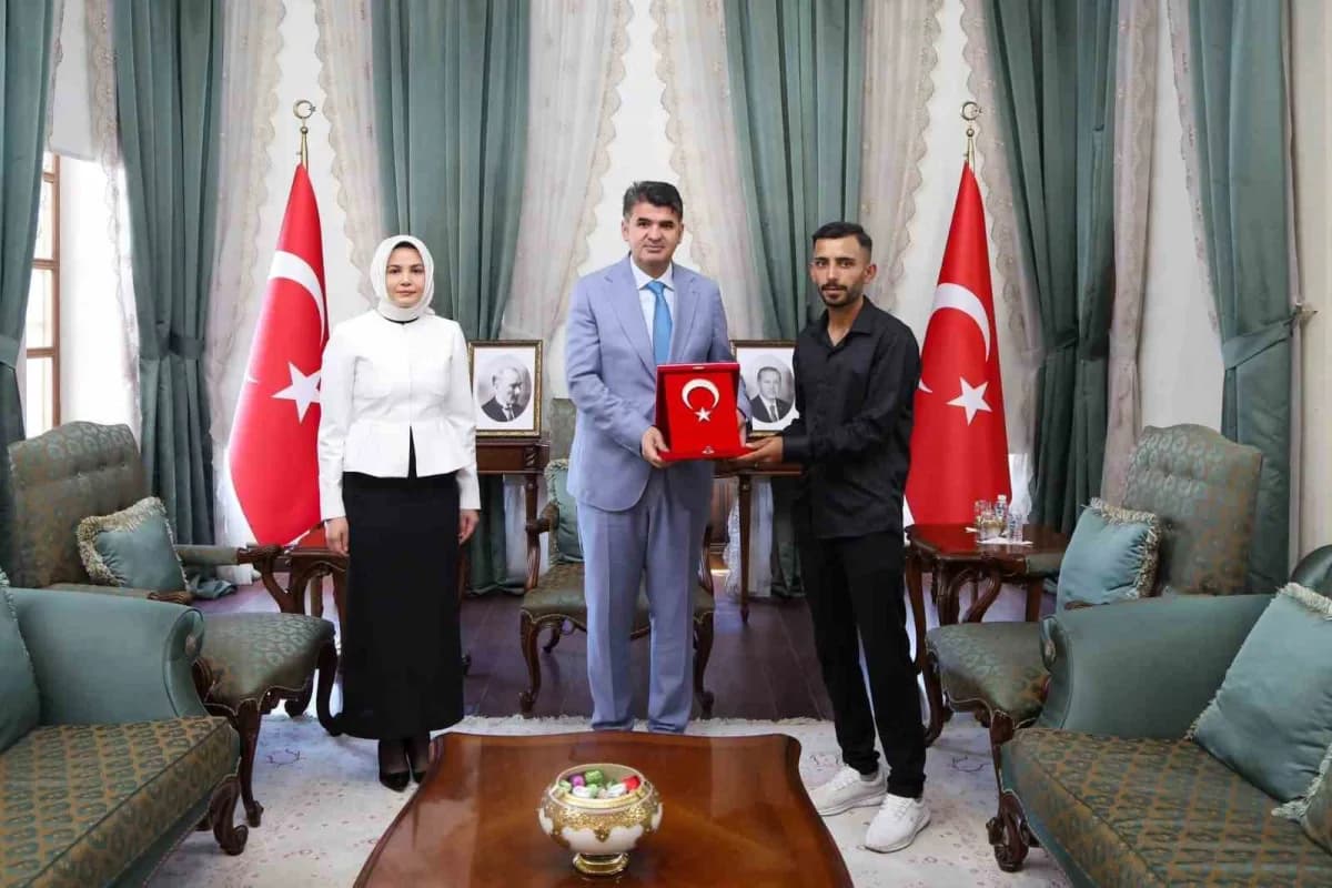 Polateli Ravanda Kalesi’nde Türk bayrağını düzeltmek için direğe tırmanan genç