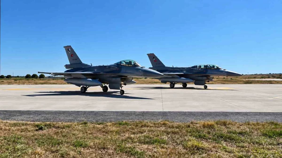Türk F-16 savaş uçakları Romanya Fetesti Hava Üssü semalarında Burebista-2026 Tatbikatı sırasında