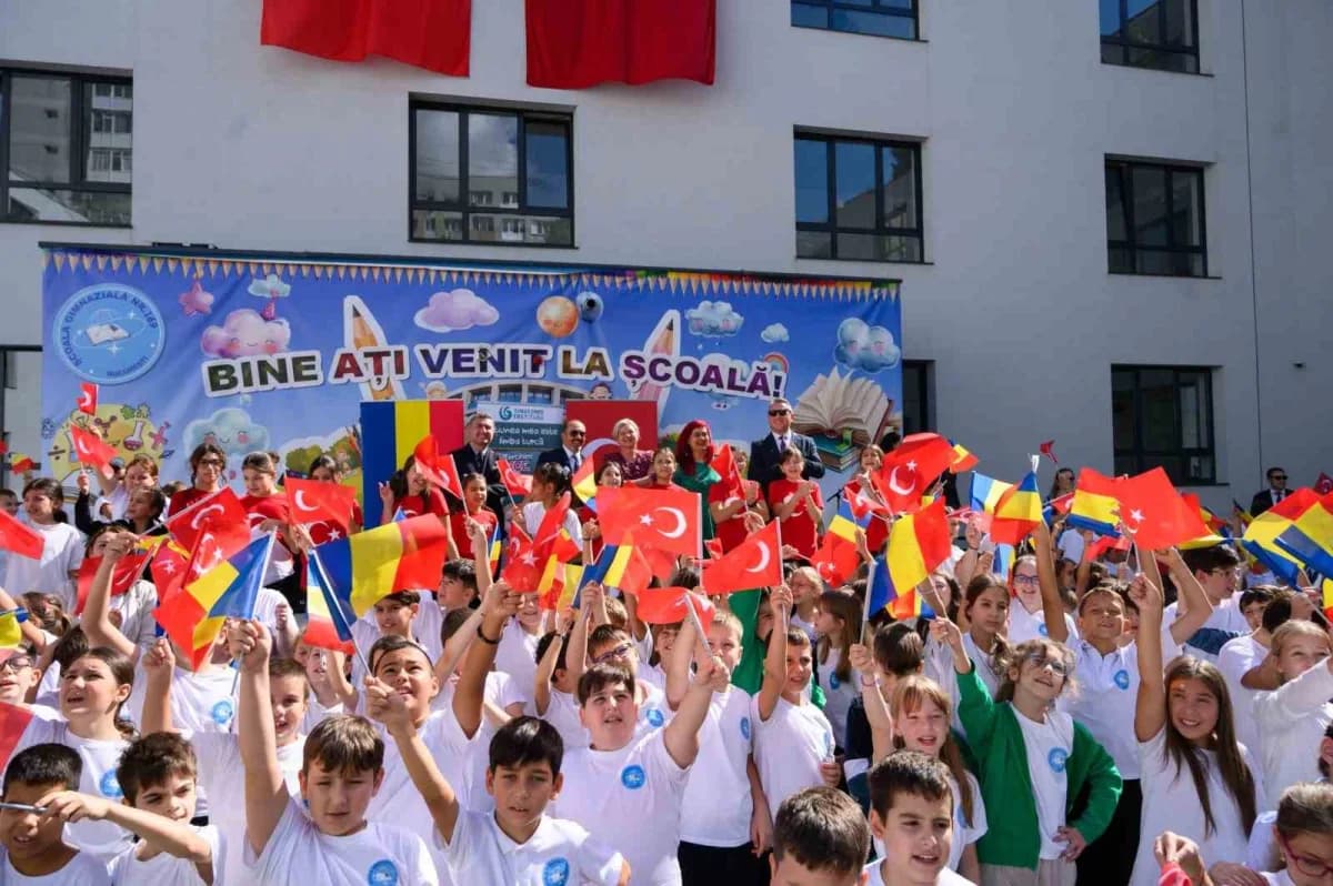 Bükreş 169 Numaralı Ortaokul’da Tercihim Türkçe Projesi açılış töreninde öğrenciler ve protokol üyeleri