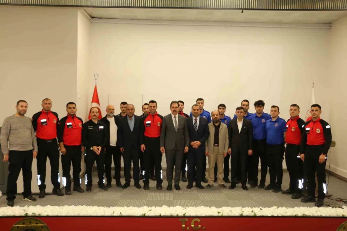 Türkiye Dil ve Edebiyat Derneği Erzurum Şube Başkanı Murat Ertaş, Hüseyin Turgut Eğitim Merkezi'nde konferans verirken
