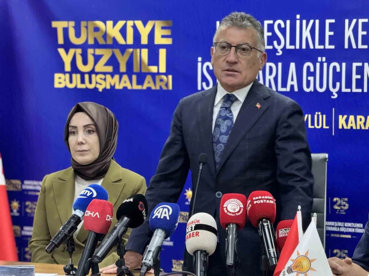 AK Parti Grup Başkanı Abdullah Güler Karabük’te partililerle bir arada açıklama yapıyor