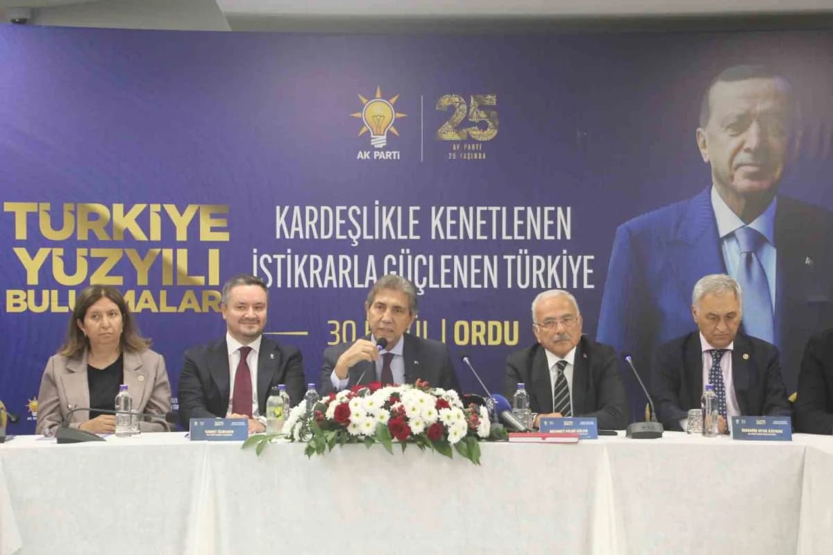 AK Parti Genel Başkan Yardımcısı Mustafa Demir, Ordu'da Türkiye Yüzyılı buluşmasında konuşma yaparken