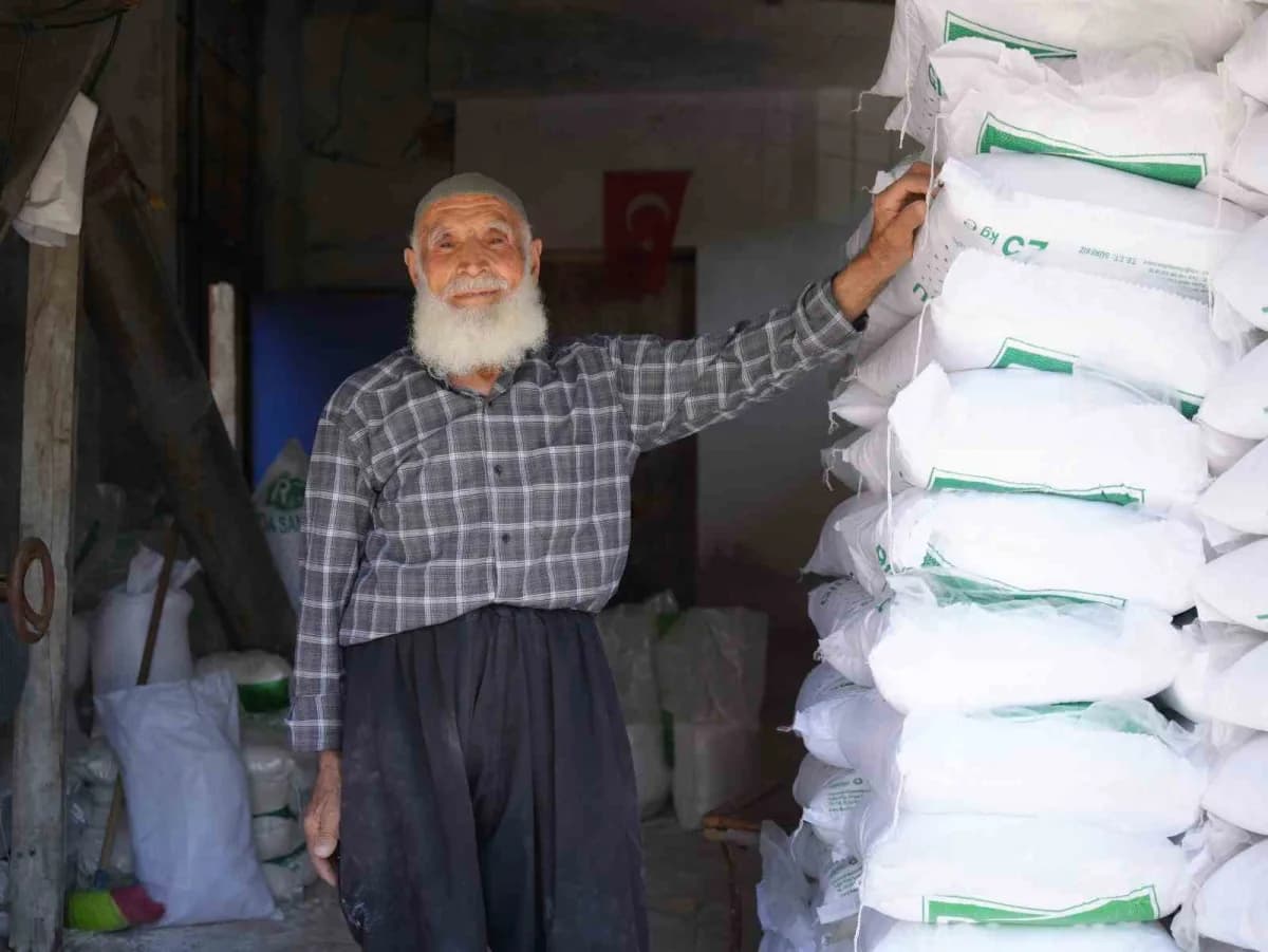 Gaziantep Oğuzeli’nde 84 yaşındaki Bekir İslamcan geleneksel değirmende tuz öğütüyor