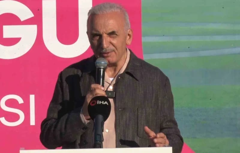 Ümraniye’de 10. Geleneksel Türk Okçuluğu Puta Yarışması’nda sporcular atış yaparken