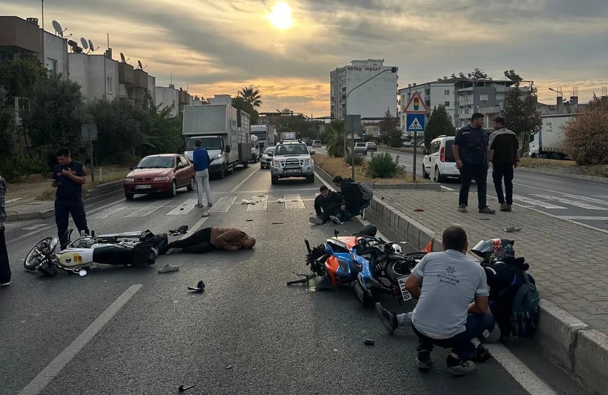 Aydın Efeler Umurlu Mahallesi girişinde motosiklet kazası sonrası olay yerinde sağlık ve itfaiye ekipleri müdahale ediyo