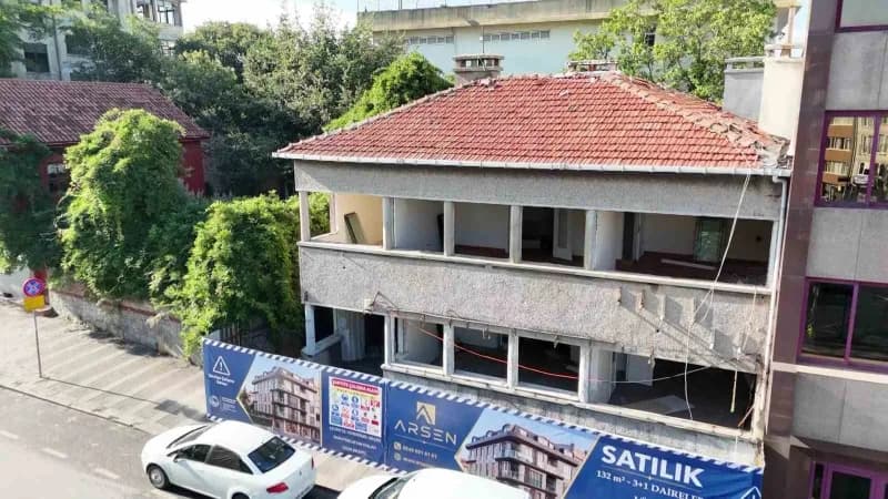 Üsküdar Doğancılar’da kentsel dönüşüm kapsamında yıkım sürecine giren Dr. Sıtkı Murat Özferendeci’nin evi
