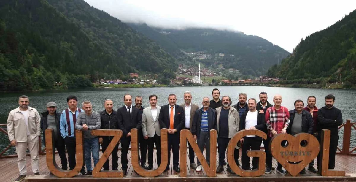 Uzungöl’de turizm sektör temsilcilerinin toplantı yaptığı salon ve katılımcılar