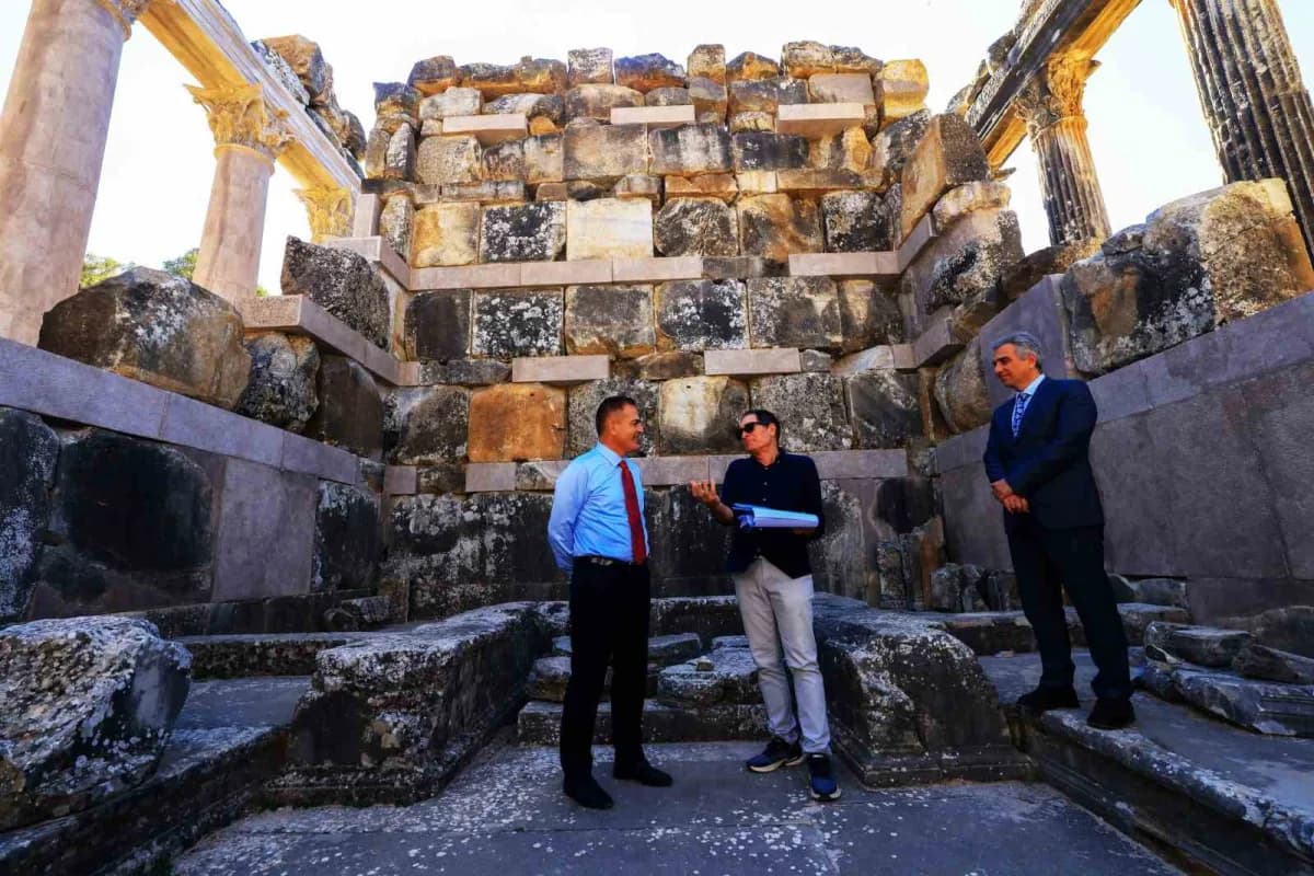 Muğla Valisi Dr. İdris Akbıyık Euromos Antik Kenti’nde arkeolojik kazı ve restorasyon çalışmalarını inceliyor