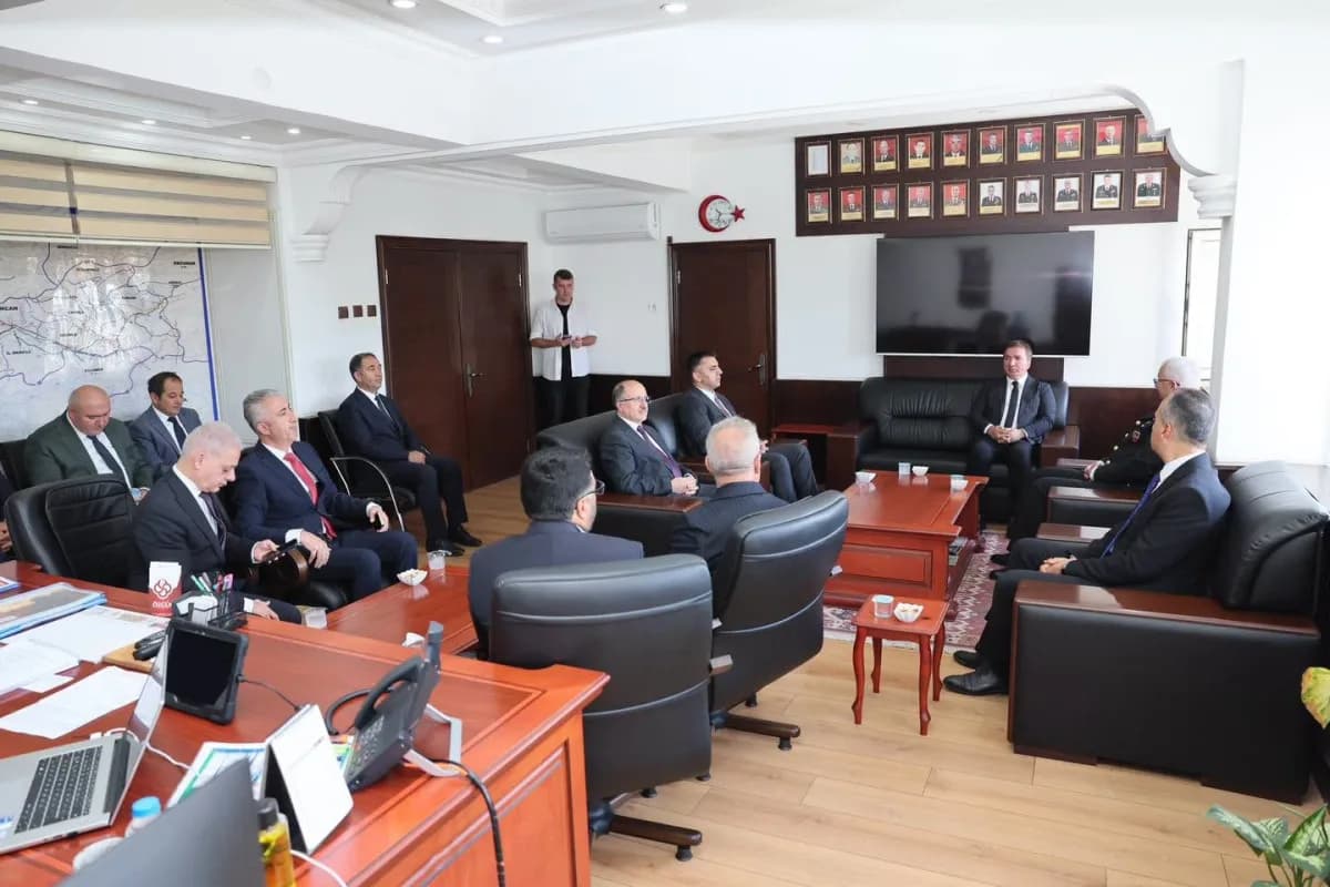 Erzincan Valisi Hamza Aydoğdu, İl Jandarma Komutanı Can Altundarak’a taziye ziyaretinde bulunuyor