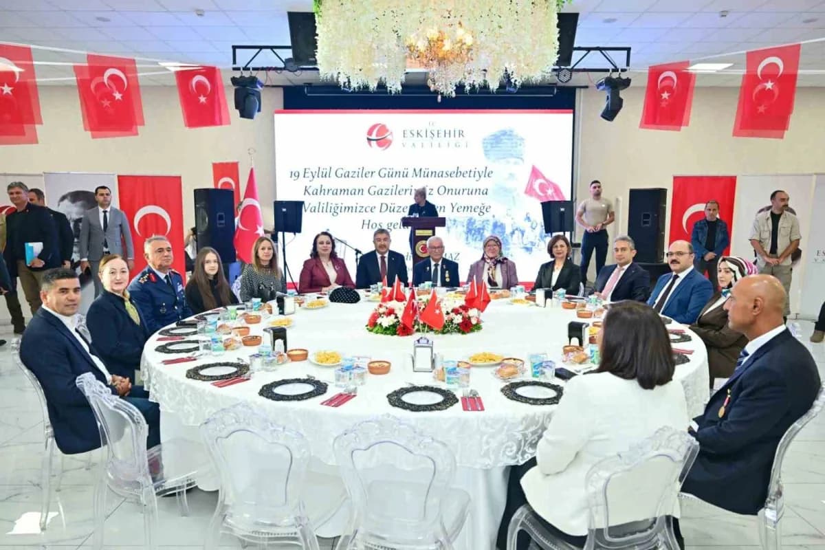 Eskişehir Valisi Dr. Erdinç Yılmaz ve eşi Şenay Yılmaz, 19 Eylül Gaziler Günü’nde gazilerle yemek programında