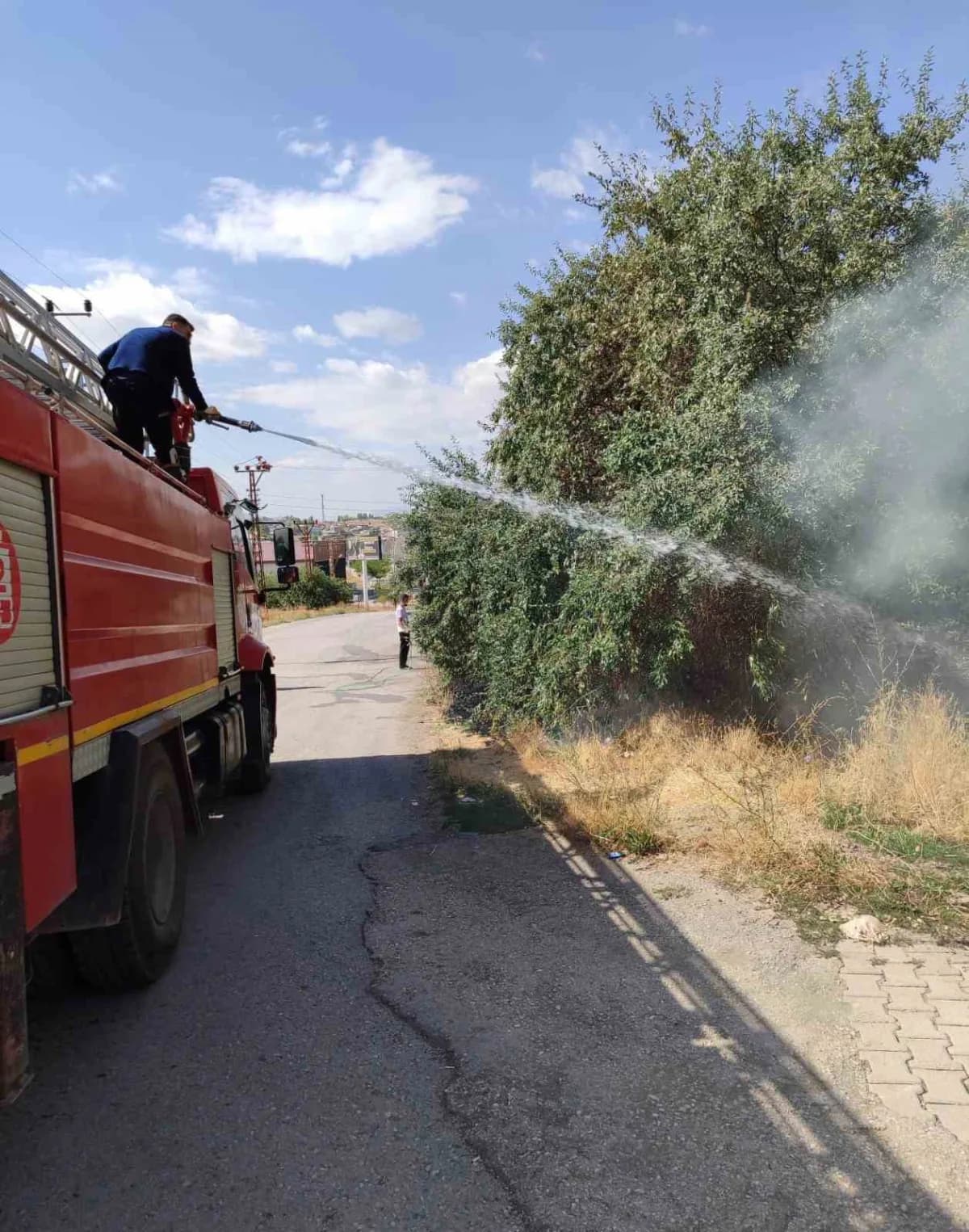 Van Özalp ilçesinde bahçede çıkan yangının söndürülme çalışmaları