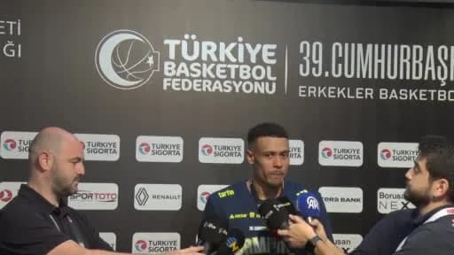 Wade Baldwin, Fenerbahçe Erkek Basketbol Takımı formasıyla Cumhurbaşkanlığı Kupası töreninde konuşuyor