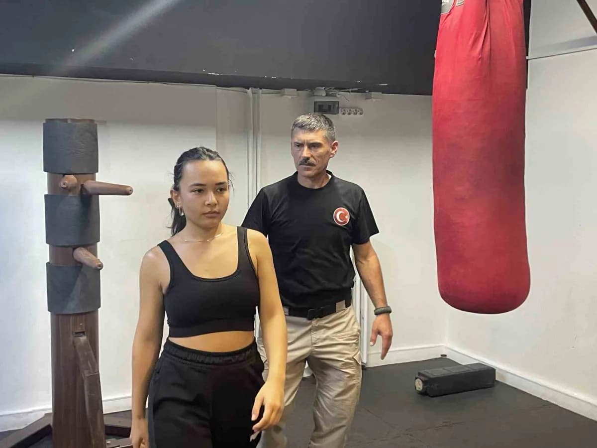 Ankara'da wing chun eğitimi veren Mustafa Coşkun kadınlara savunma teknikleri gösteriyor