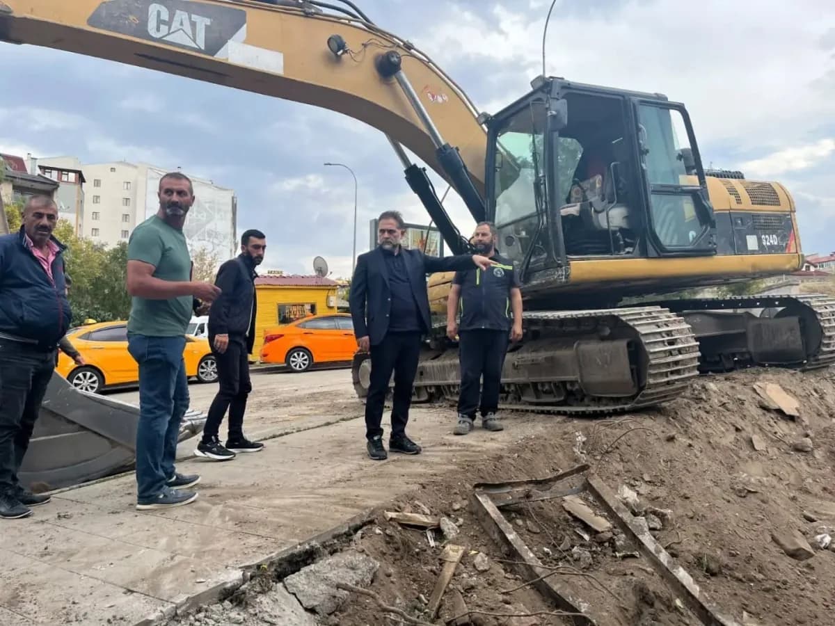 Yakutiye Belediye Başkanı Dr. Mahmut Uçar saha çalışmalarını yerinde incelerken vatandaşlarla sohbet ediyor