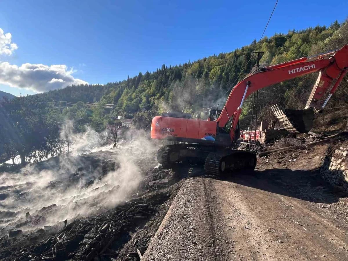 Kastamonu İnebolu Deresökü köyünde soba kaynaklı yangında yanan 11 evin enkazını iş makineleri kaldırıyor