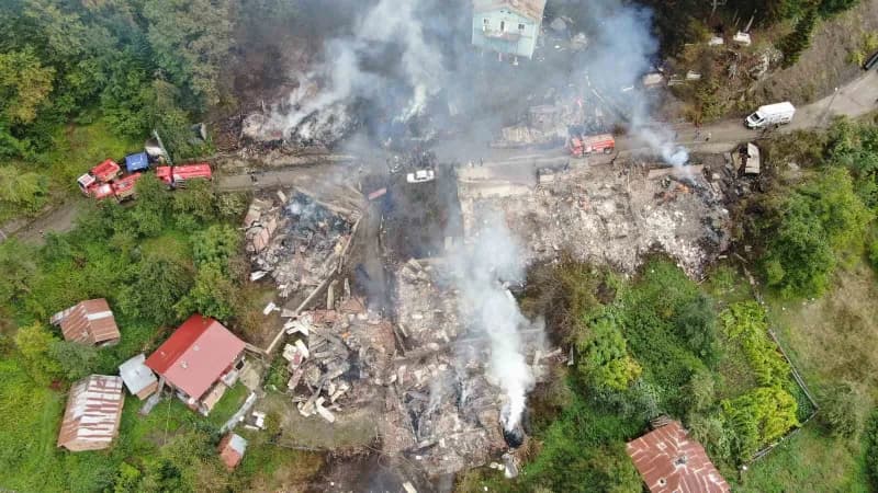 Kastamonu İnebolu Deresökü köyünde çıkan yangında zarar gören evlerin havadan görünümü