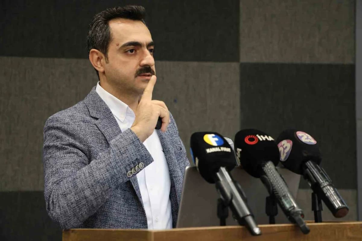 Elazığ'da düzenlenen sağlık seminerinde yapay zeka ve ilaç kullanımı hakkında bilgilendirme yapılıyor