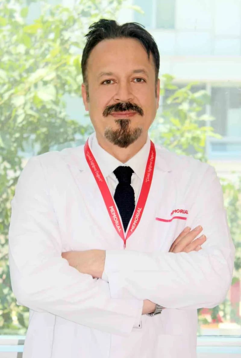 Memorial Kayseri Hastanesi Ortopedi ve Travmatoloji Bölümü’nde yapay zekâ ve sağlık alanında değerlendirme yapan doktor