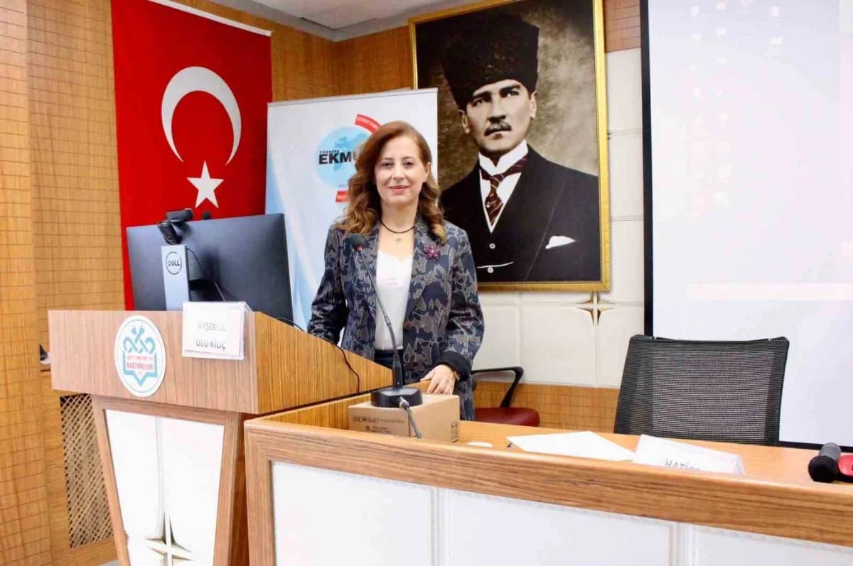 Prof. Dr. Ayşegül Ulu Kılıç, enfeksiyon ve sepsis toplantısında konuşma yaparken