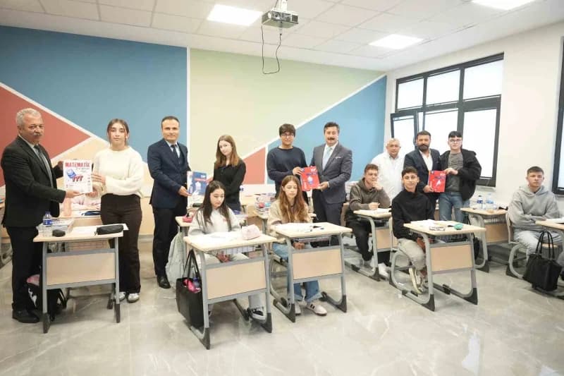 Yenişehir’de üniversite adaylarına dağıtılan eğitim kitapları ve kurs öğrencileri