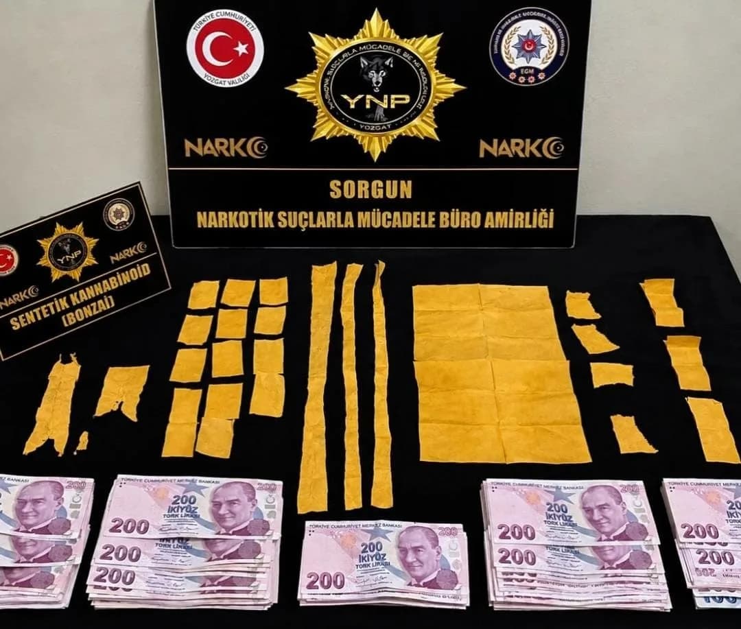 Yozgat Sorgun ilçesinde düzenlenen uyuşturucu operasyonunda ele geçirilen sentetik kannabinoid ve para