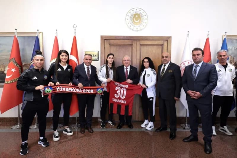 Yüksekova Spor Kadın Futbol Takımı, Milli Savunma Bakanı Yaşar Güler’i bakanlıkta ziyaret ederken