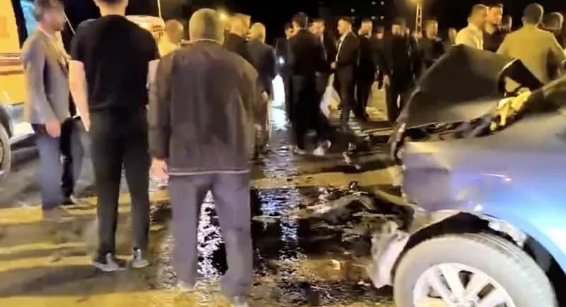 Yüksekova ilçesinde iki ticari aracın çarpışması sonucu meydana gelen trafik kazası sonrası olay yeri