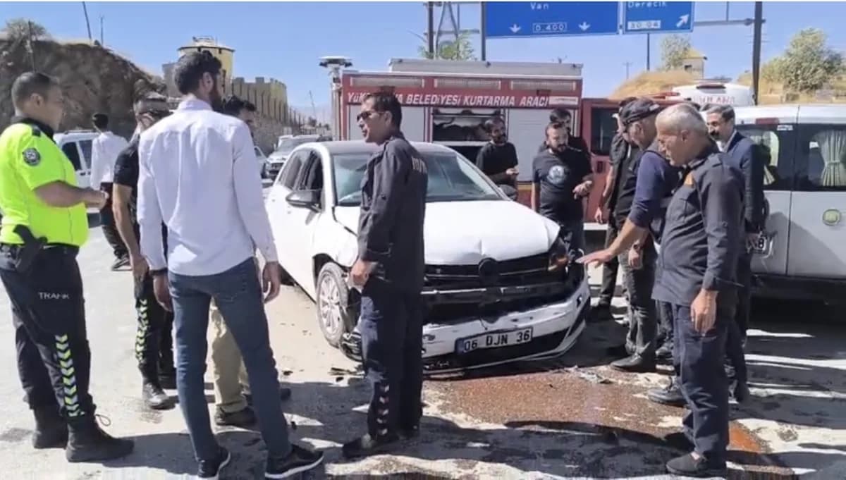 Yüksekova İpekyolu Caddesi’nde meydana gelen trafik kazasında olay yerine gelen sağlık ve polis ekipleri